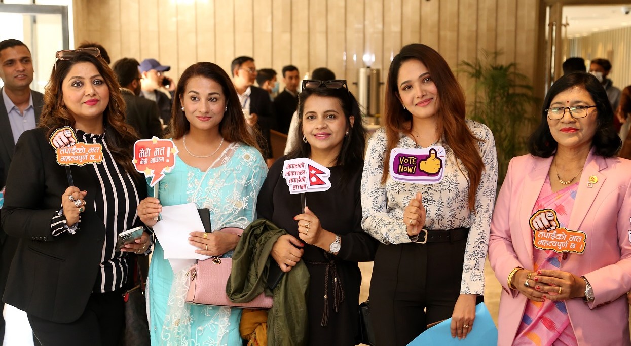 मतदान गर्न प्रेरित गर्दै कलाकार (तस्बिरहरू)