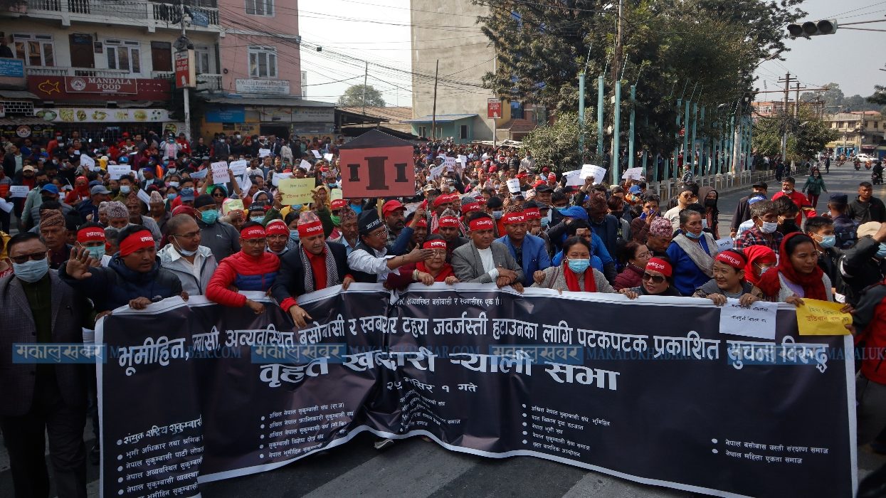 सुनिश्चित बासको माग गर्दै भूमिहीनहरु सडकमा (तस्बिरहरु)