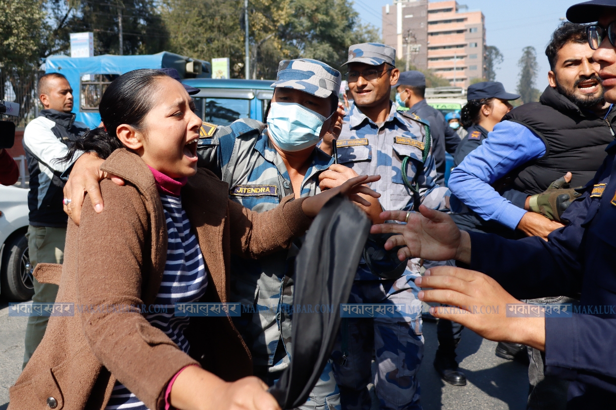 निर्वाचन आयोगको मुख्यालय अगाडि क्रान्तिकारी माओवादीको प्रदर्शन (तस्बिरहरू)