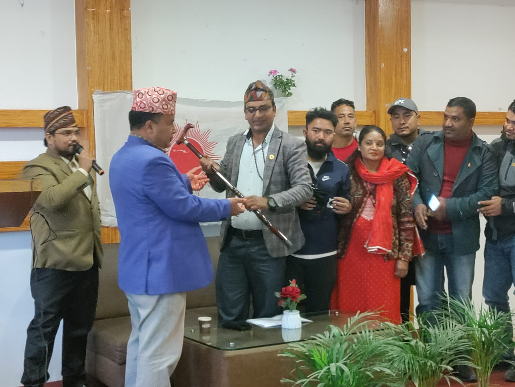 ‘लौरो अभियन्ता’ स्वतन्त्र उम्मेदवारले गरे महेश बस्नेतलाई समर्थन