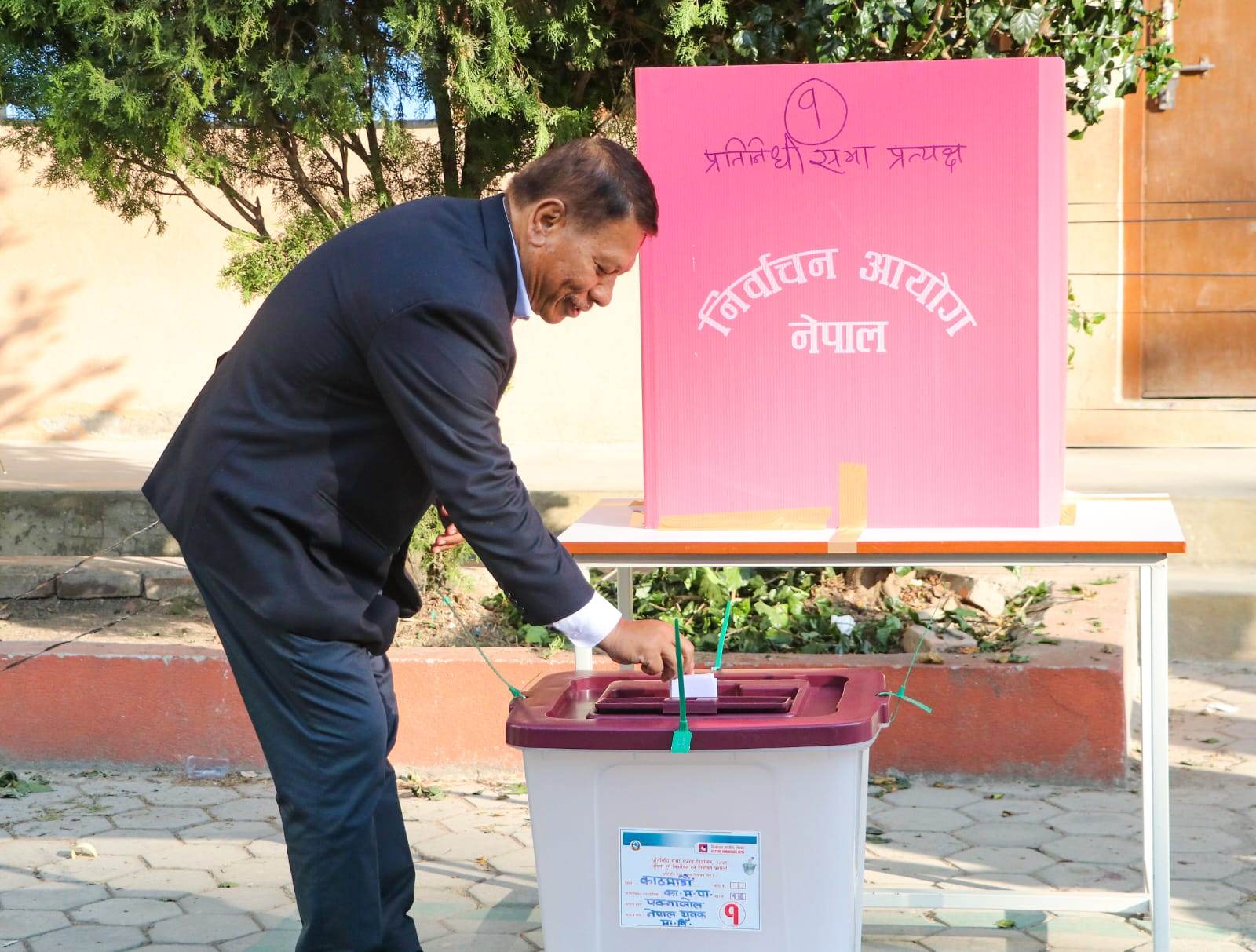 प्रकाशमान सिंहले पक्नाज्वलबाट गरे मतदान