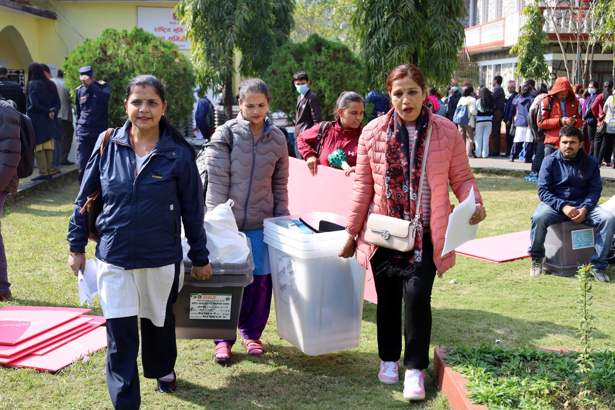 कास्कीको नमुना मतदान केन्द्र: जसको सबै जिम्मेवारी महिलाले मात्रै पाएका छन्