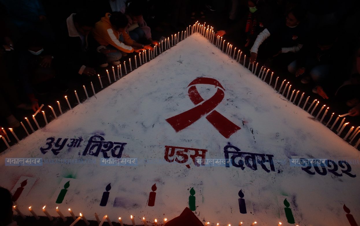 ३५ औँ विश्व एड्स दिवसको पूर्वसन्ध्यामा दीप प्रज्वलन (तस्बिरहरु)