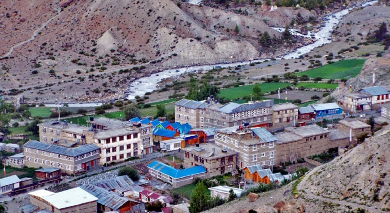 अत्यधिक चिसाेले ग्यास नबल्दा मनाङ पुगेका निर्वाचन कर्मचारीलाई सकस