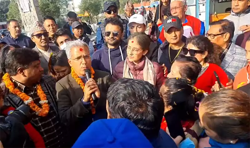 रवीन्द्र मिश्रको घरदैलोमा मनीषा कोइराला