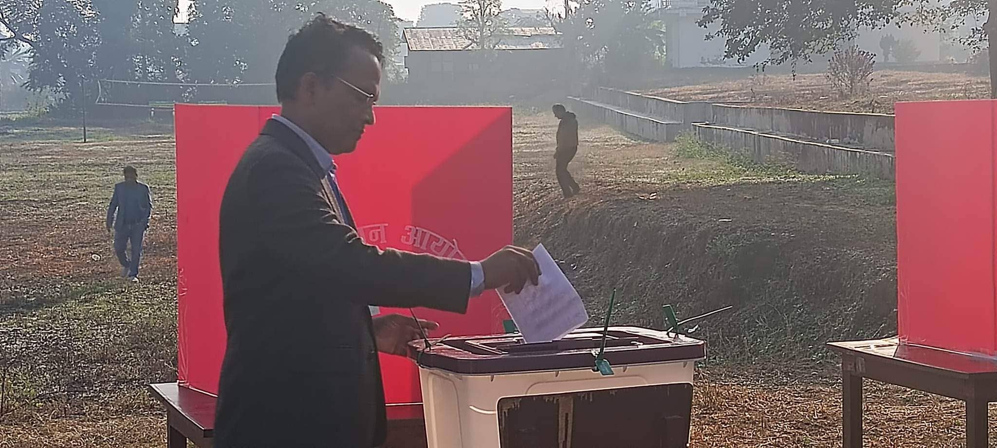 अर्थविद् विश्वनाथ पौडेलले गरे मतदान
