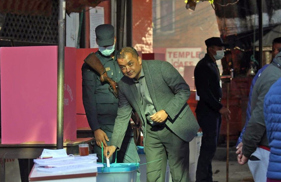 गगन थापाले गरे मतदान (तस्बिरहरू)