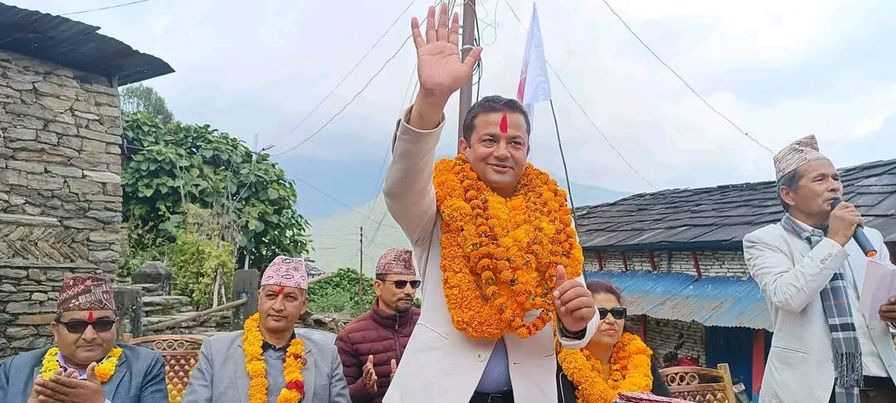 पर्वतमा एमालेका गिरी विजयी