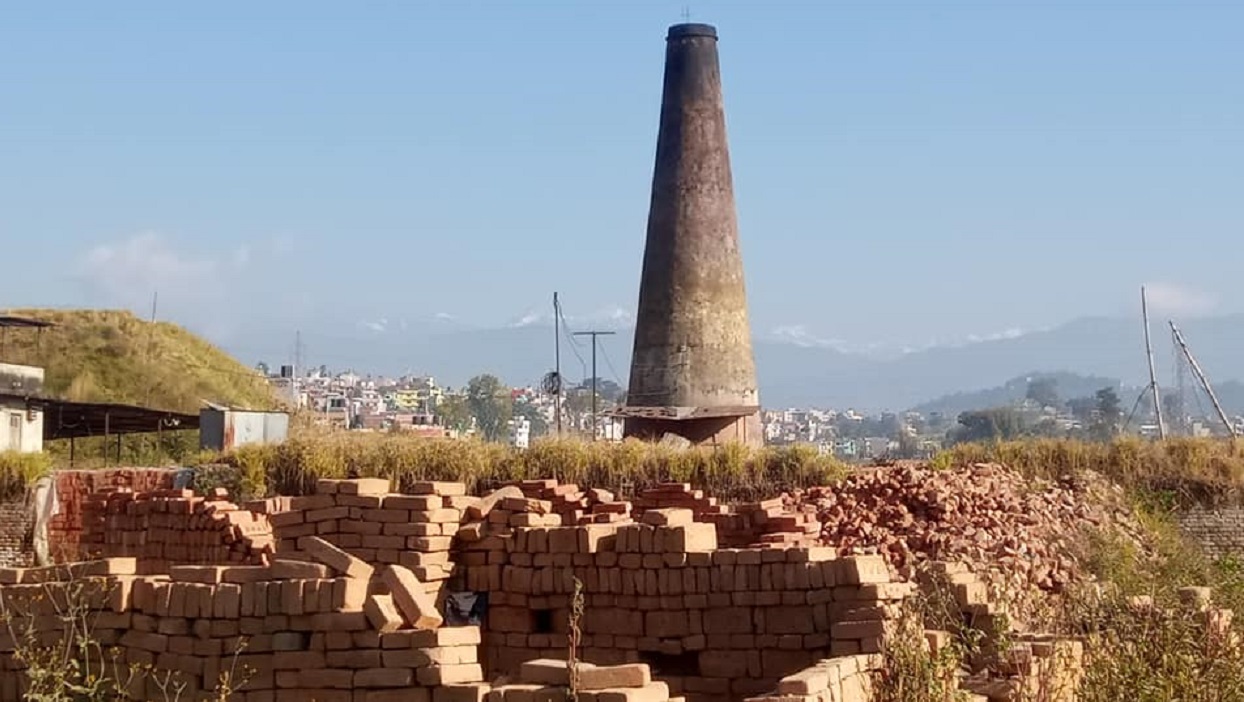 इँटा उद्याेगमा आर्थिक मन्दी : बिक्न छाडे इँटा, मजदुरलाई समस्या