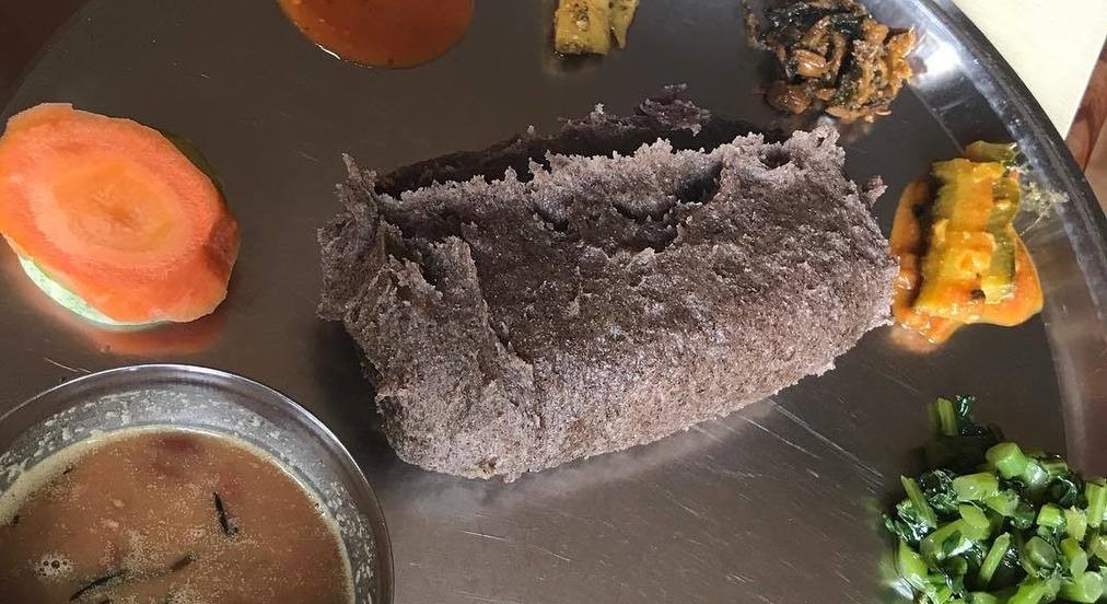 कोदोको ढिडो र सिस्नोको तरकारीको स्वाद पस्कँदै गुरुङ घरबास