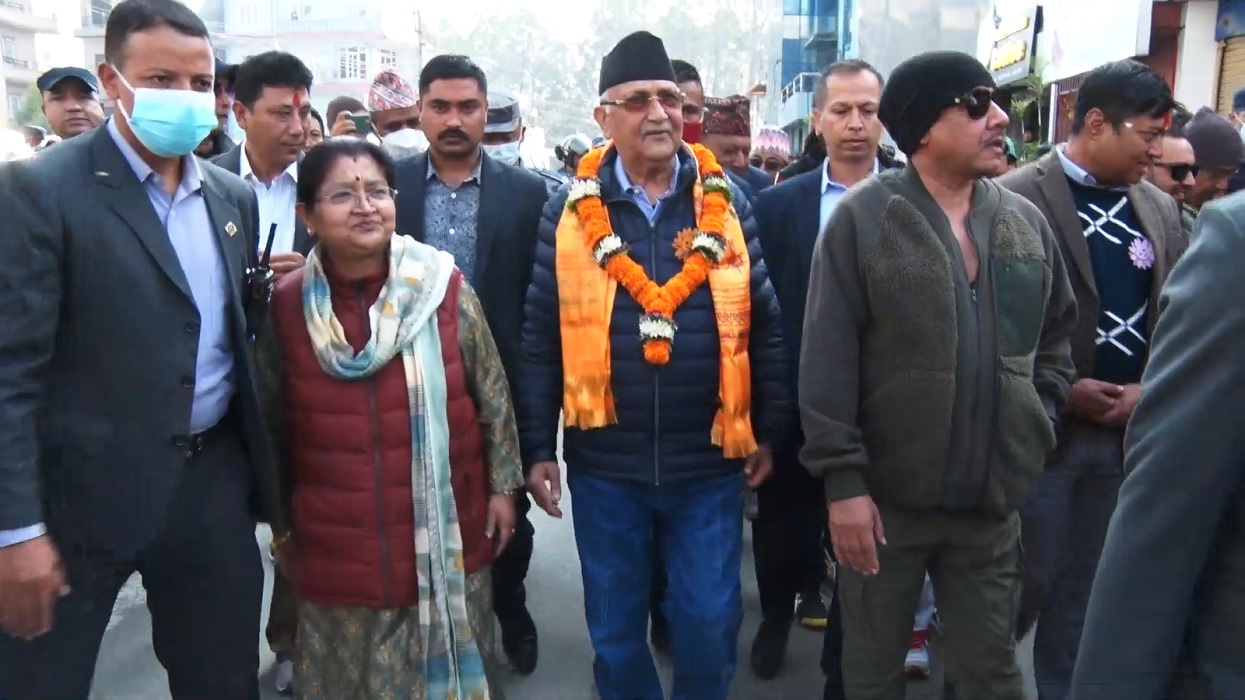एमाले उम्मेदवार खड्काकाे क्षेत्र भैँसेपाटीमा ओलीकाे पदयात्रा