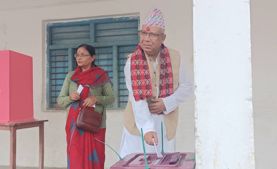 माधव नेपालले गरे मतदान