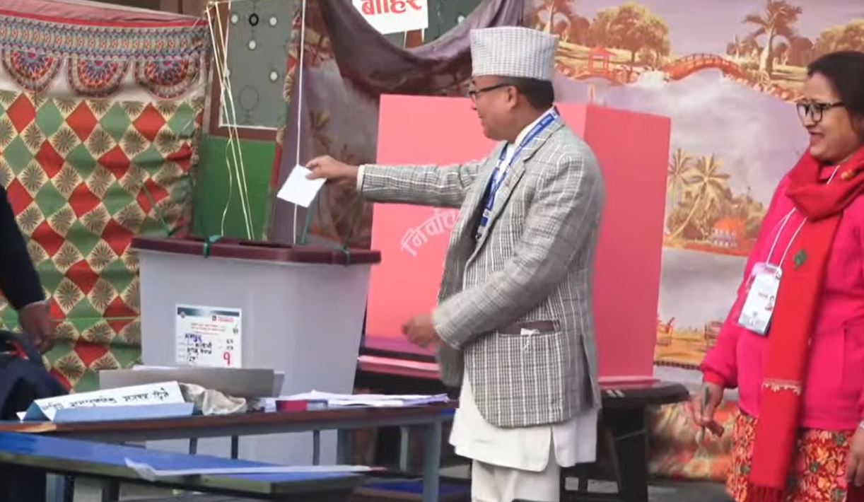 भोट हाल्न १ जनालाई कम्तीमा २ मिनेट लाग्छ : मतदान गरिसकेपछि आयुक्त, थपलिया