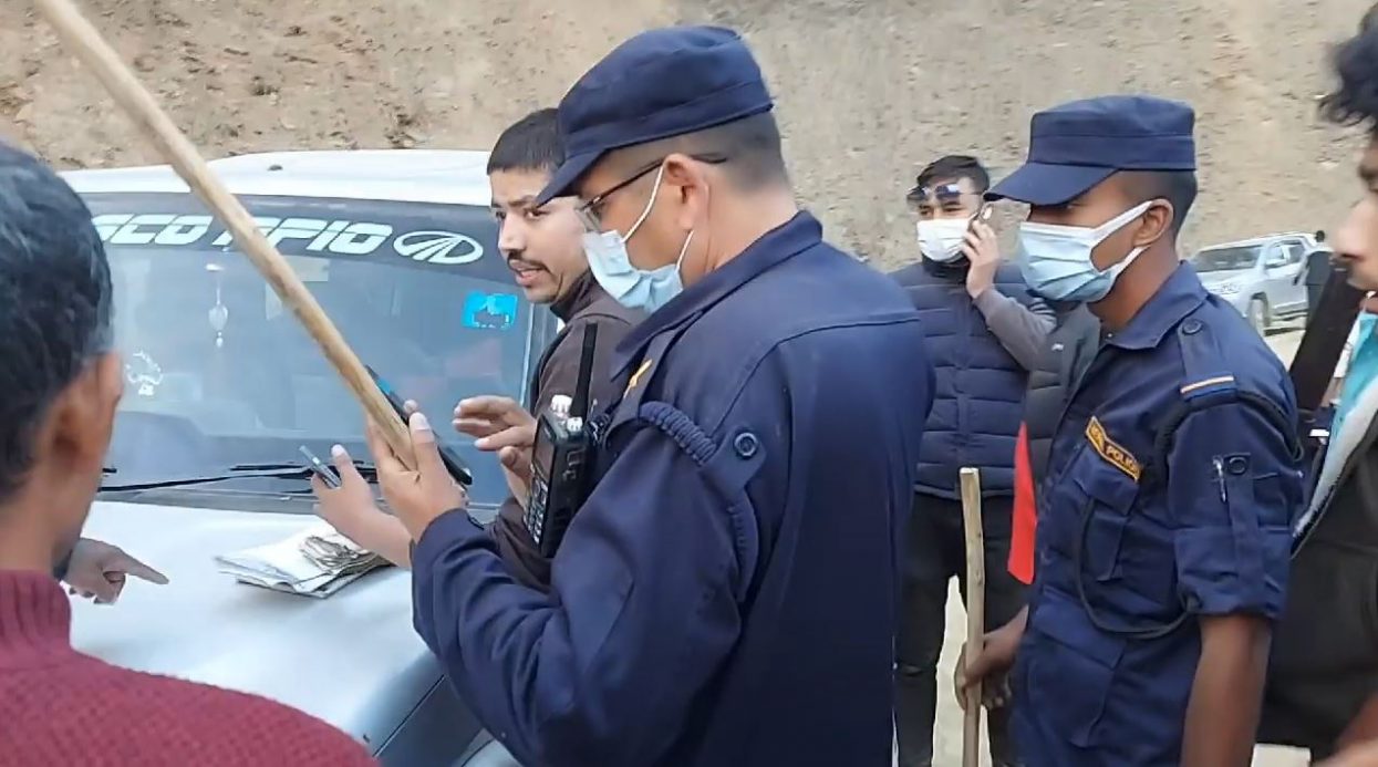 सिन्धुपाल्चोक २ मा पैसा बाँड्दै हिँडेको अभियोगमा उम्मेदवारका छोरा पक्राउ (भिडिओ)