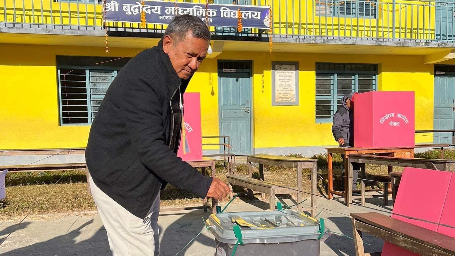 पूर्व मुख्यमन्त्री गुरुङले गरे मतदान