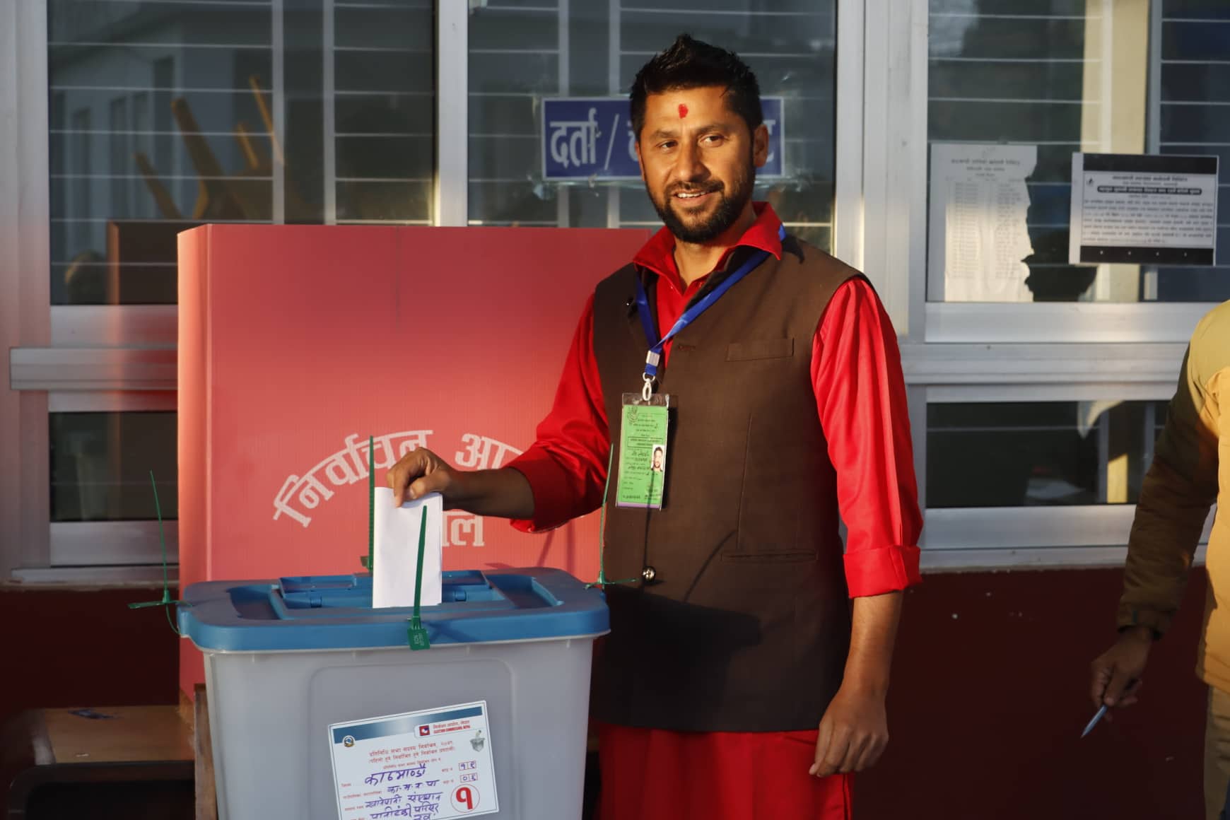राष्ट्रिय स्वतन्त्र पार्टीका सभापति रवि लामिछानेले खसाले भोट (तस्बिरहरू)