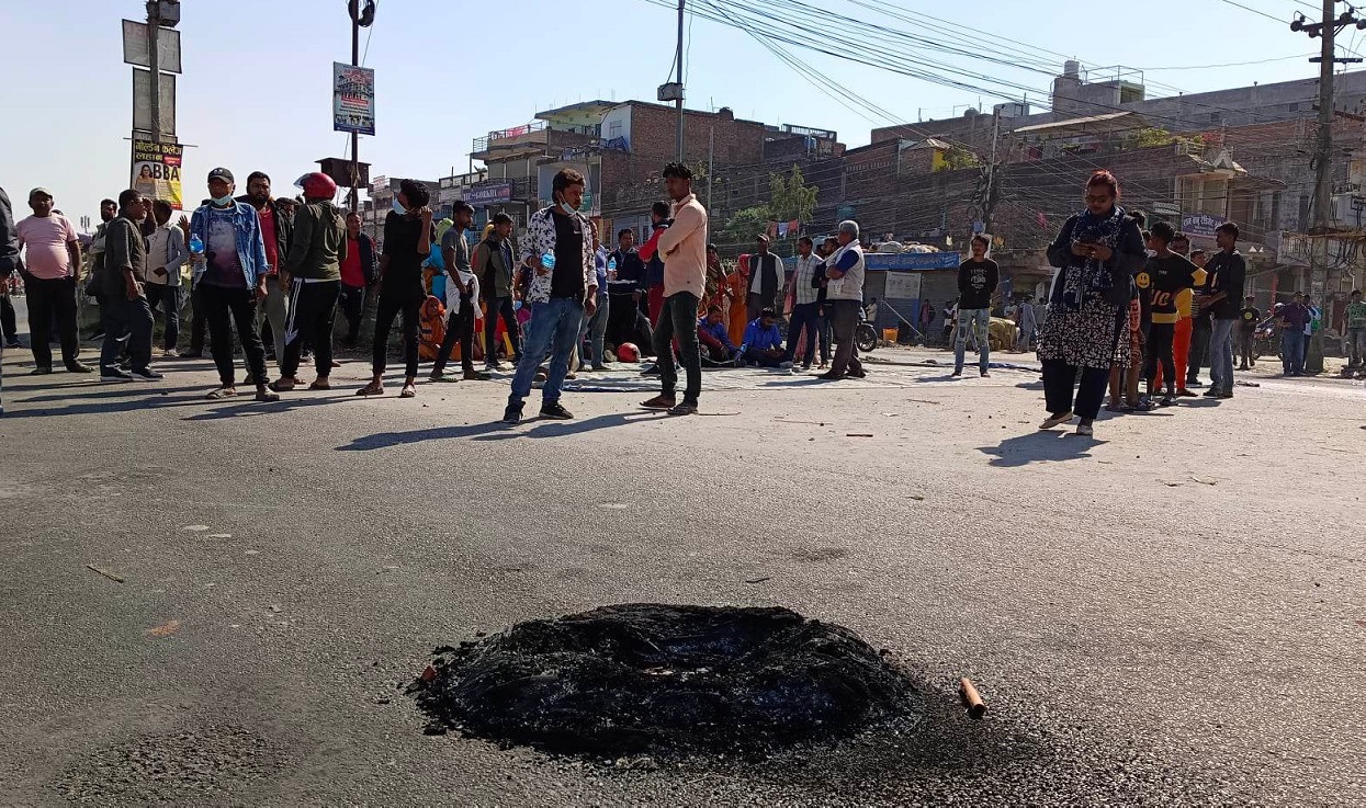 सिरहाको गोलबजारमा सडक अवरूद्ध