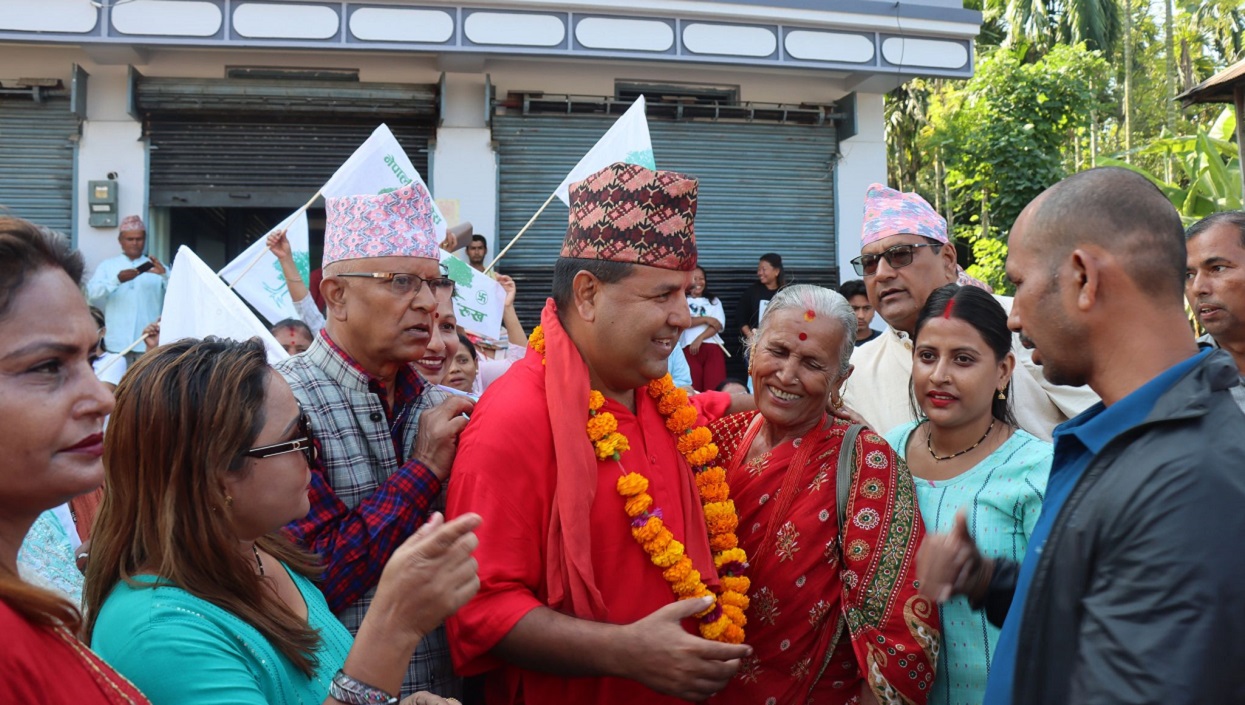 मोरङ– ३ मा त्रिपक्षीय भिडन्त : सुनिल भन्छन्, ‘रेखाजीसँग फोटो खिच्छन् भोट हाल्दैनन्’