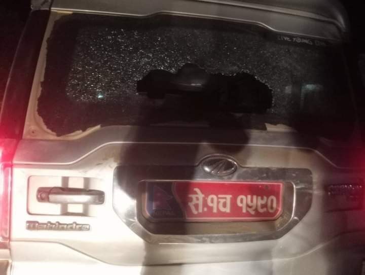घोडाघोडीमा अज्ञात समूहद्वारा गठबन्धनले प्रयोग गर्ने गाडी तोडफोड