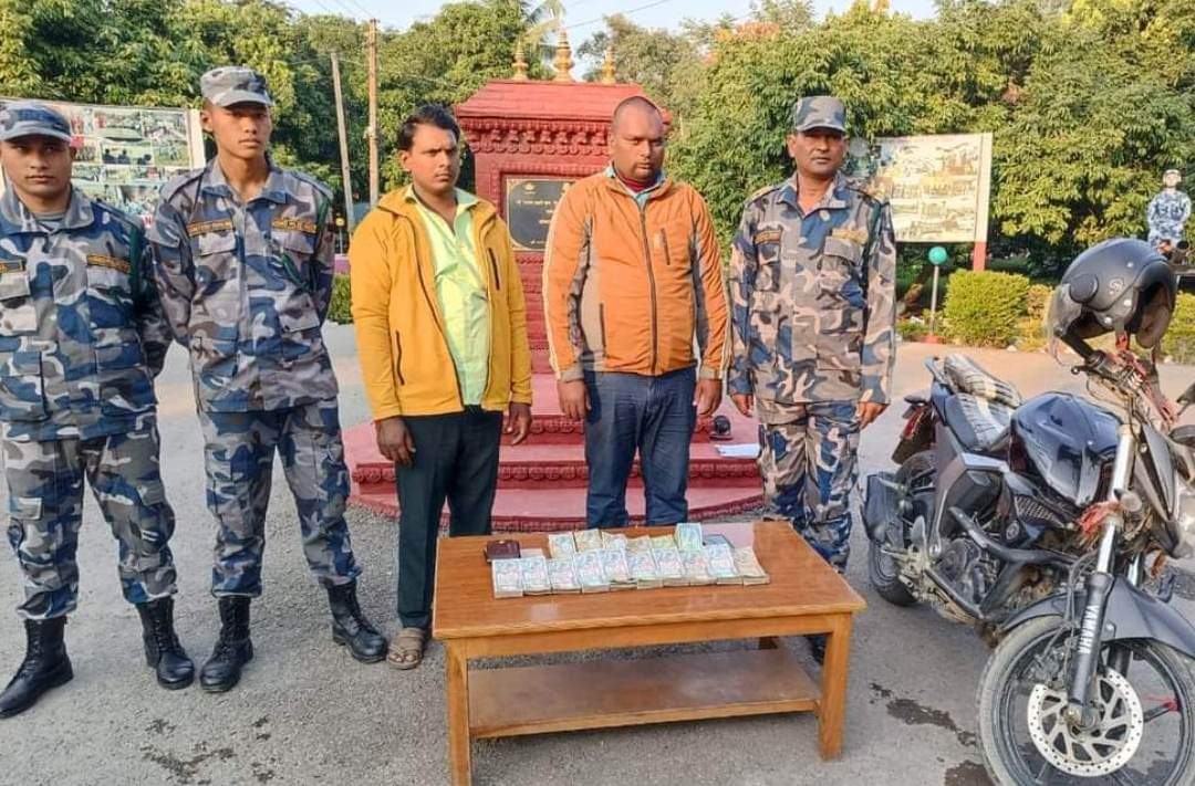 स्रोत नखुलेको ११ लाख बढी रुपैयाँसहित दुई जना पक्राउ