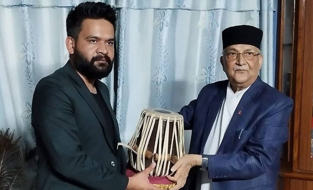 ओलीले भने– मेयर बालेन्द्रलाई नफुट्ने तबला उपहार दिएको छु
