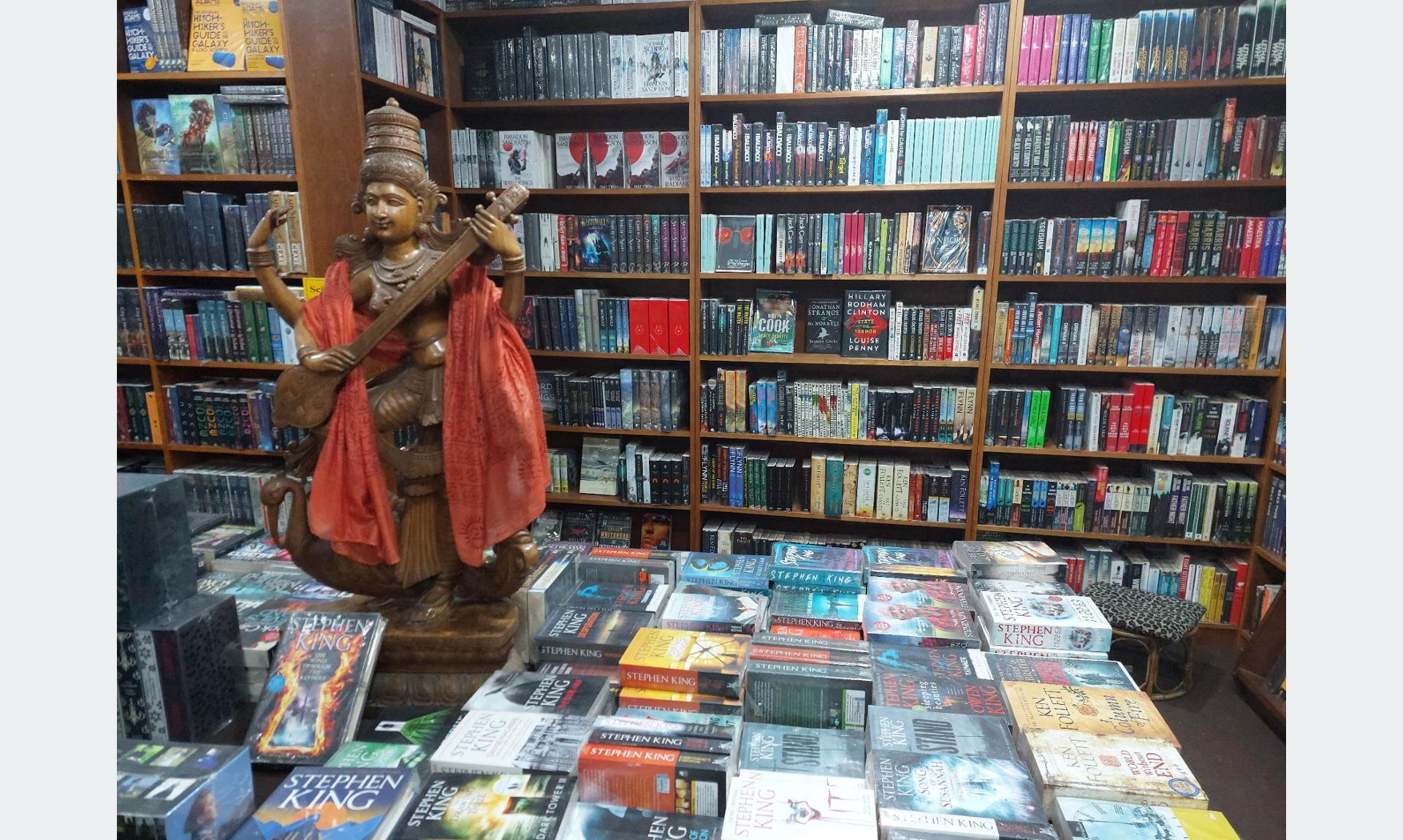ठमेलमा पुस्तकको व्यापार : ‘फरगेट काठमाडौँ’ पर्यटकको रोजाइमा