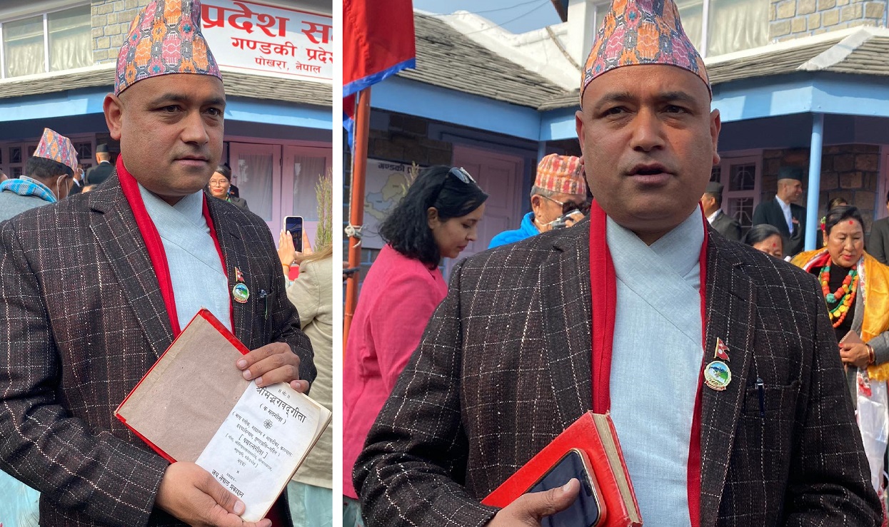 गण्डकीका सांसद न्यौपानेले गीता छाेएर लिए शपथ