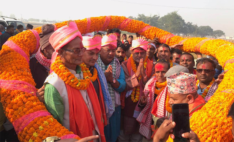 नवनिर्वाचित किसान श्रेष्ठ र जितेन्द्र सोनललाई २०५ किलोको माला