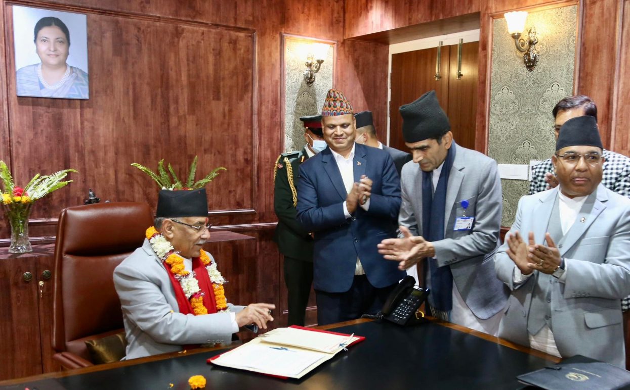 प्रचण्डको पहिलो निर्णय : प्रधानमन्त्री कार्यालयको संरचना र रणनीतिक योजनामा सुधार गर्ने