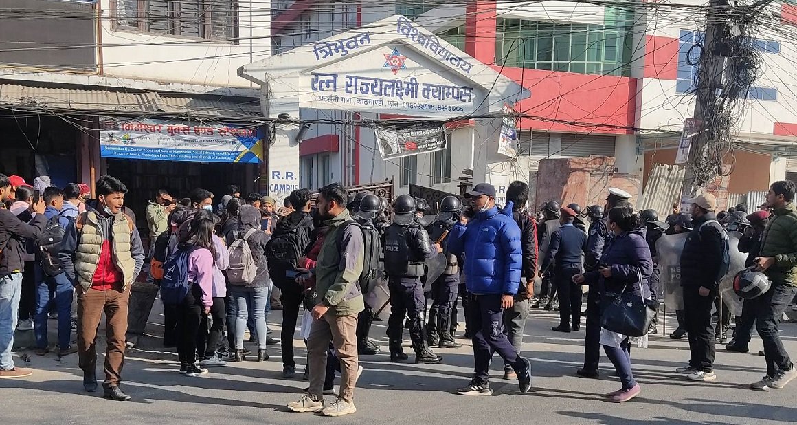 यी हुन् आरआरमा खुकुरी हान्ने तीन विद्यार्थी, जो क्याम्पसबाट निष्कासित भए
