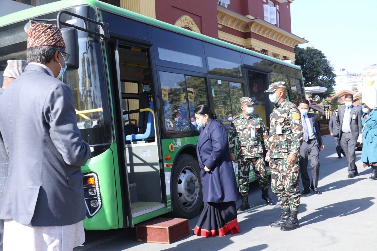 साझा बस चढेर राष्ट्रपति भण्डारी पाटनमा (तस्बिरसहित)