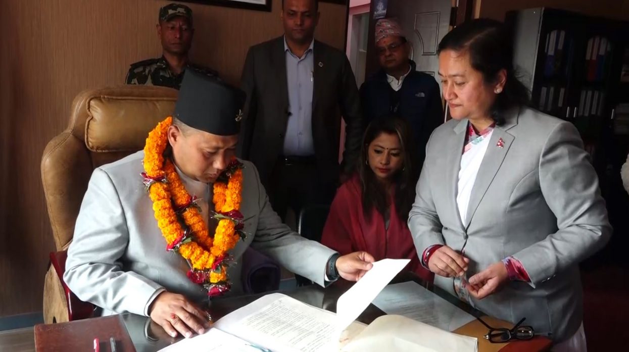 मेरो प्रतिबद्धता, शिक्षकको दरबन्दी समायोजन देखि पाठ्यपुस्तक व्यवस्था सम्म : शिक्षामन्त्री खनाल (भिडिओ)