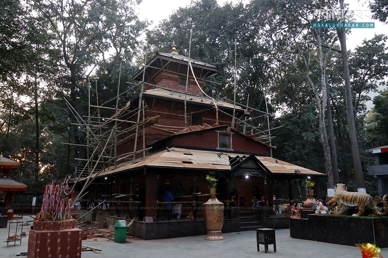 कलात्मक ढङ्गले यसरी हुँदैछ बागलुङ कालिकाको जीर्णोद्धार (तस्बिरहरू)
