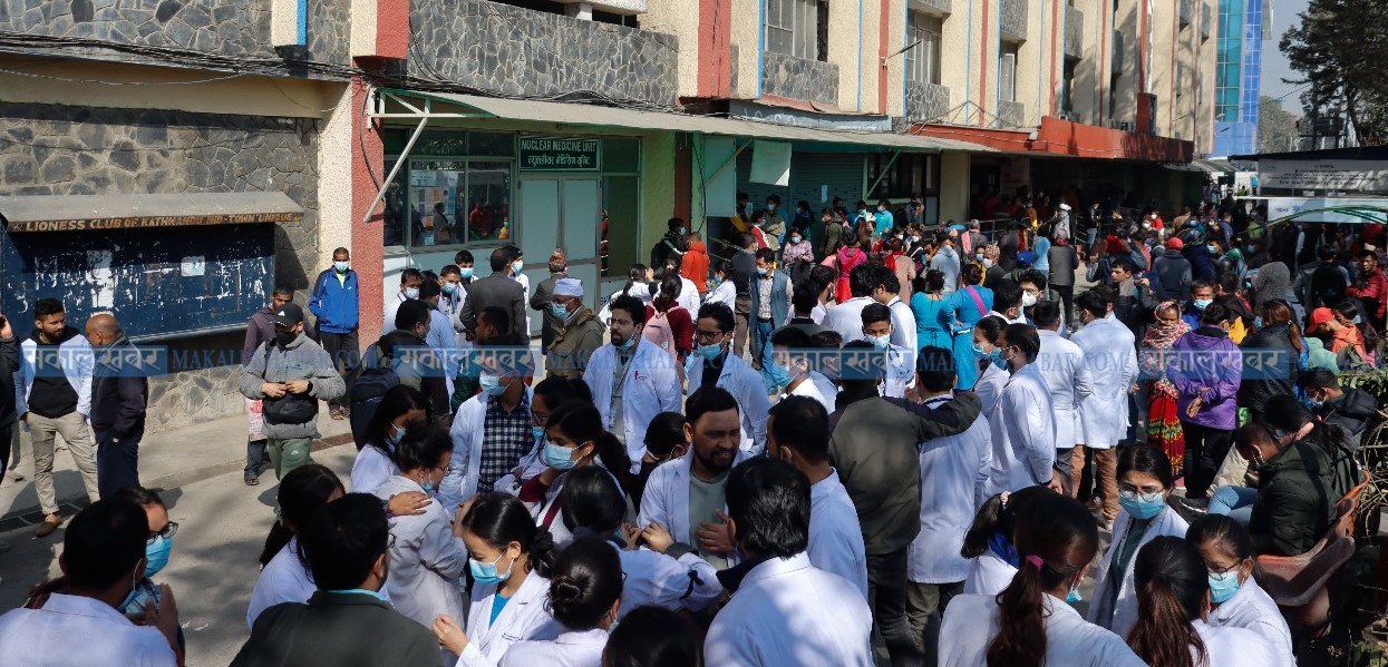 चिकित्सकको आन्दोलनले मर्कामा बिरामी, वीरअगाडि प्रदर्शन (तस्बिरहरू)