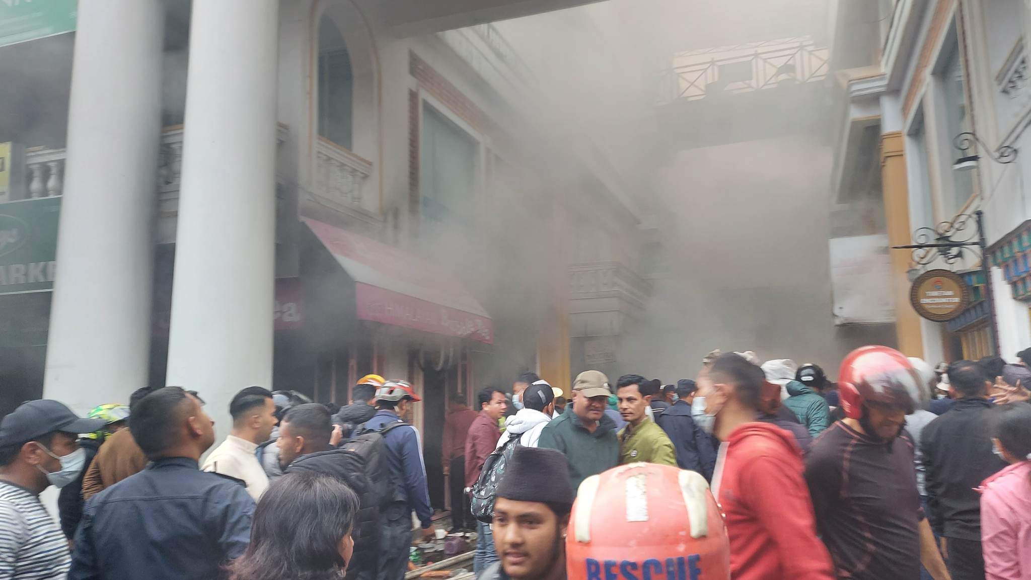 पोखराको लेकसाइडमा रहेको सेलवेज टावरमा आगलागी