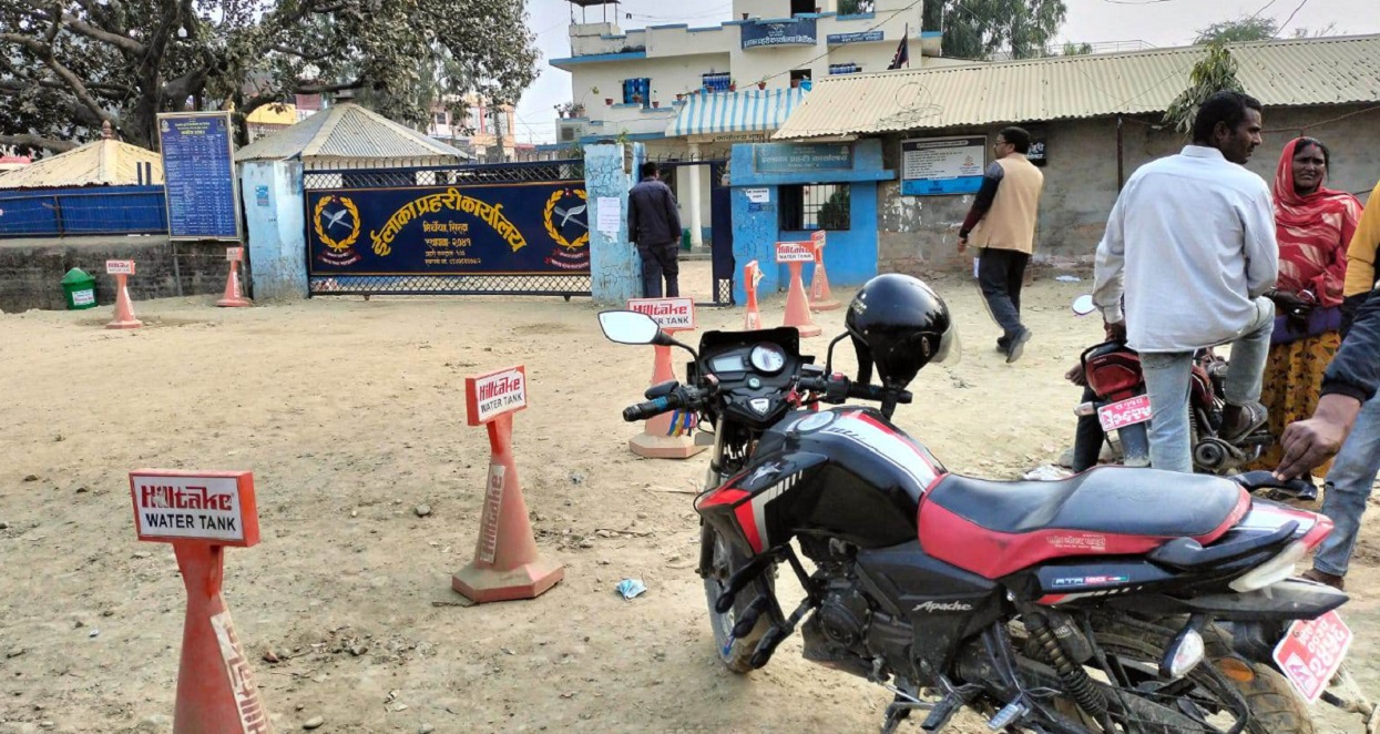 सिरहामा प्रहरी र मनि ट्रान्सफरकै कर्मचारीबाट दिउँसै लुटियो ९ लाख