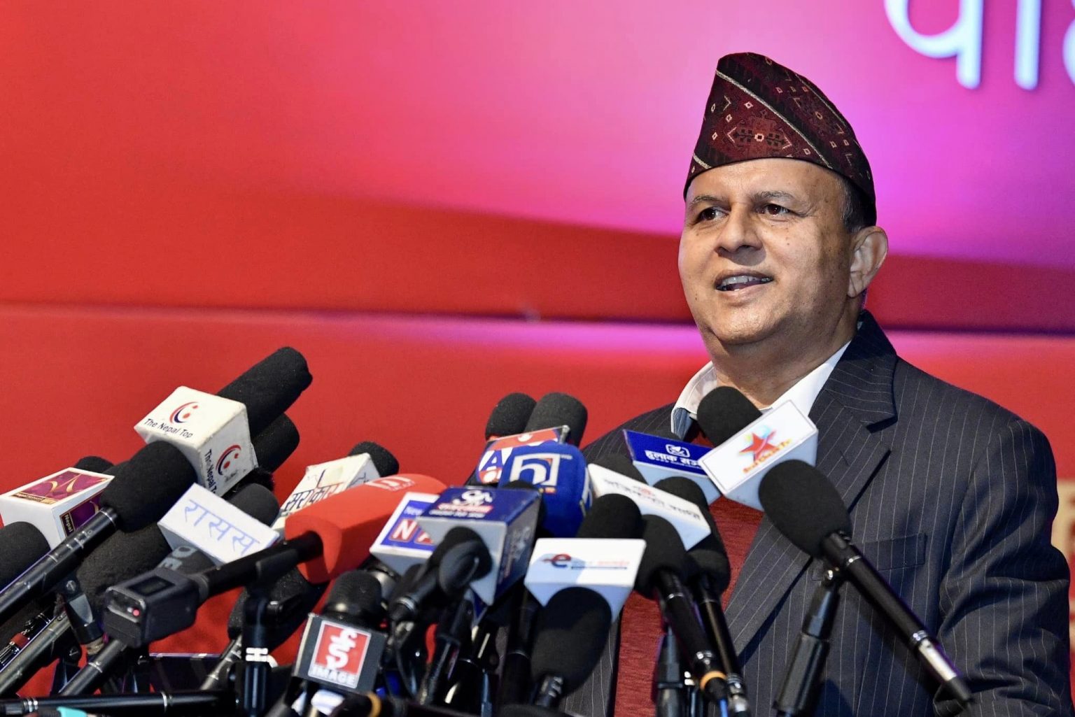 प्रवासीलाई फर्काउँछु भन्नेहरू राजनीतिमा आएपछि बिदेसिनेको संख्या झन् बढ्यो