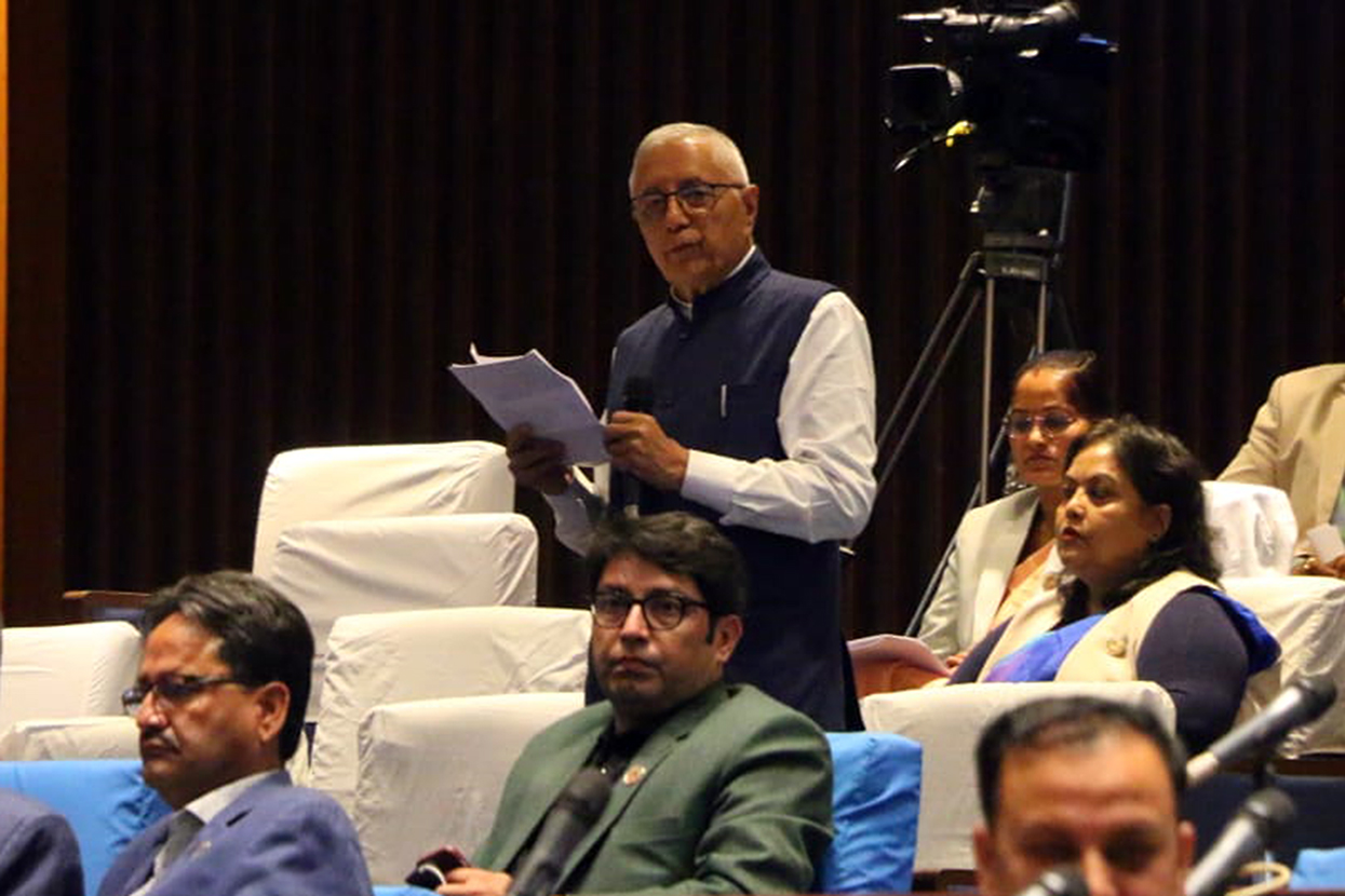 अयोग्य लडाकुलाई पैसा बाँड्ने सरकारको कार्यको विरोध गरौँ : शेखर कोइराला