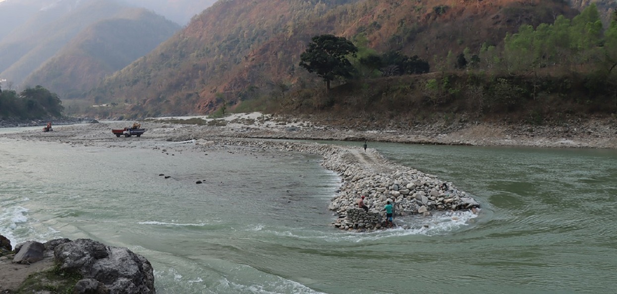 नदीजन्य सामग्री सप्लाई गर्न ठेकेदारले थुने त्रिशूली नदी, पालिकाले रोकिदियो ठेक्का