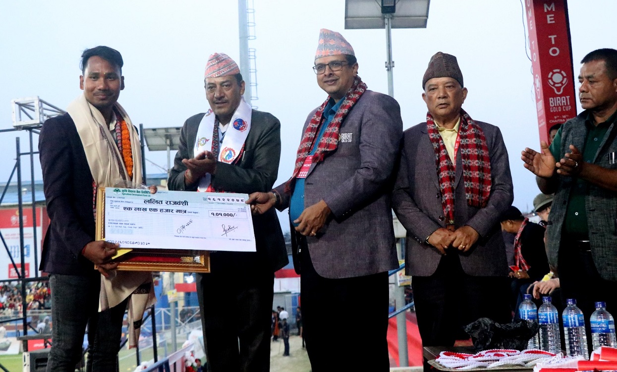 विराटनगर महानगरद्वारा क्रिकेटर राजवंशी र कँडेल पुरस्कृत