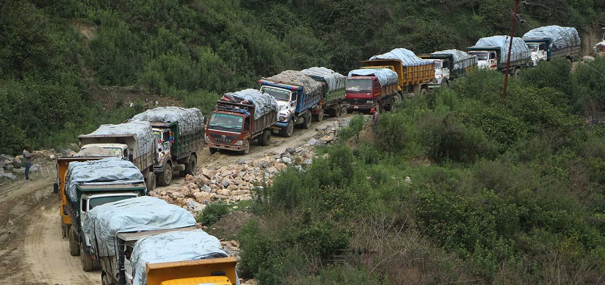 काठमाडौंको फोहोर बञ्चरेडाँडा लैजान अवरोध