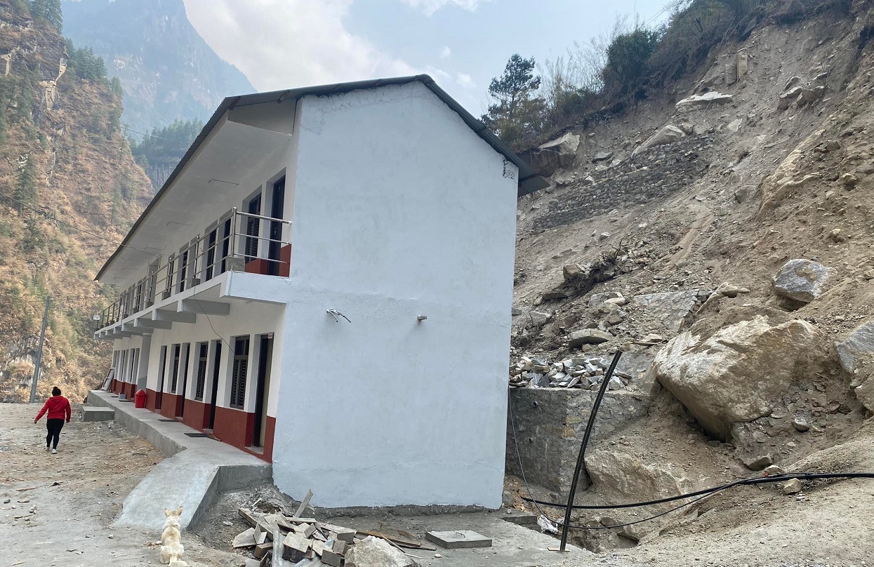 मनाङमा पहिराेकाे जाेखिममा गाउँपालिका कार्यालय