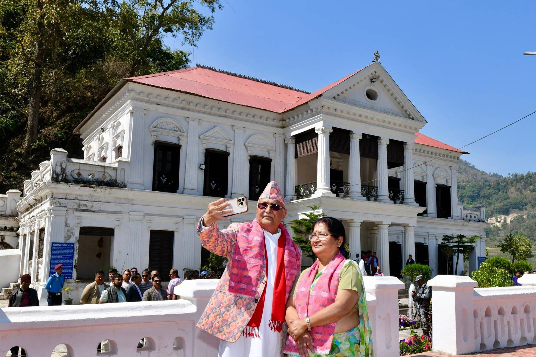 रानीमहल प्रांगणमा सेल्फी खिच्दै ओलीले भने ‘कच्चा प्रेम नगर्नू’