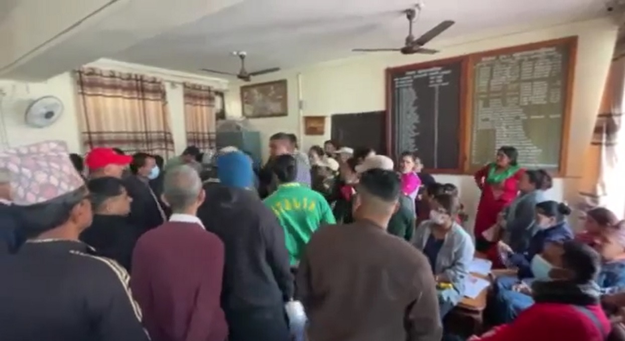 सहकारी पीडितले घेरे पोखराका मेयरको कार्यकक्ष