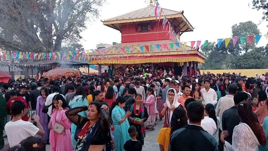 देउती बज्यैमा नयाँ वर्षको पहिलो दिन दर्शनार्थीको भिड