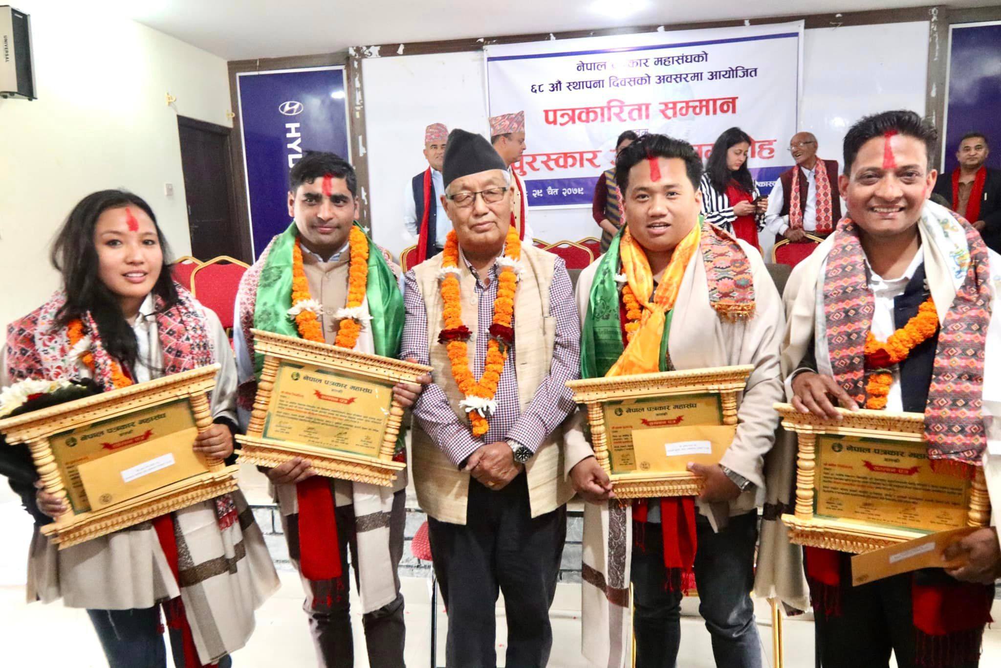 पोखराका ४ पत्रकार एकै मञ्चमा पुरस्कृत