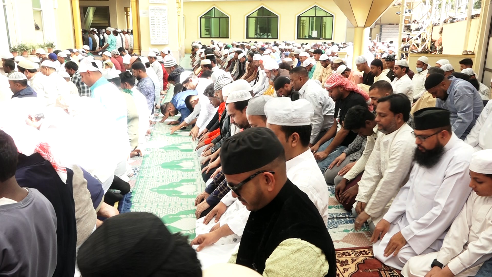 काश्मीरी मस्जिदमा नमाज पढ्दै इस्लाम समुदाय (तस्बिरहरू)