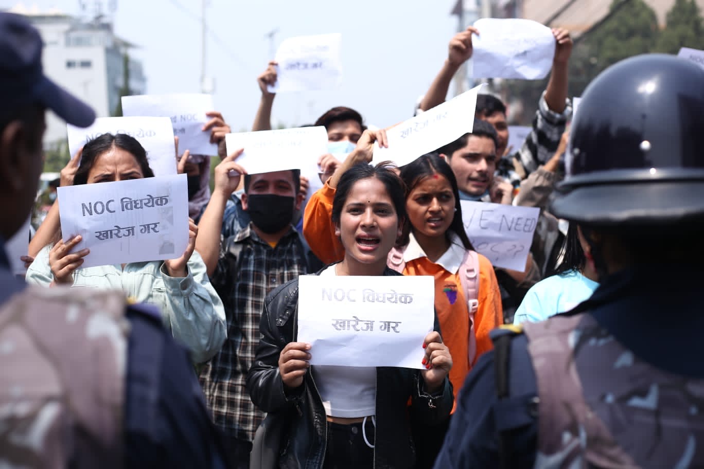एनओसी खुला गर्न दबाब दिँदै विदेश जान चाहने विद्यार्थीको प्रदर्शन (तस्बिरहरू)
