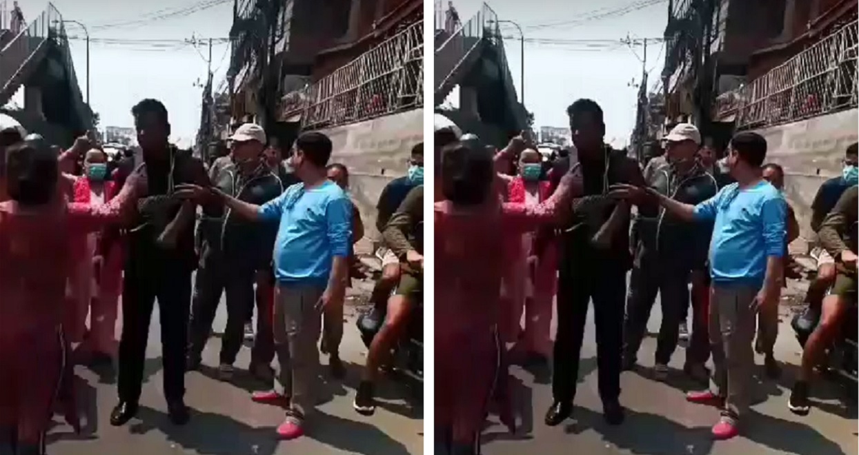 सहकारी सञ्चालकलाई बचतकर्ताले कालोमोसो दलेर लगाइदिए जुत्ताको माला