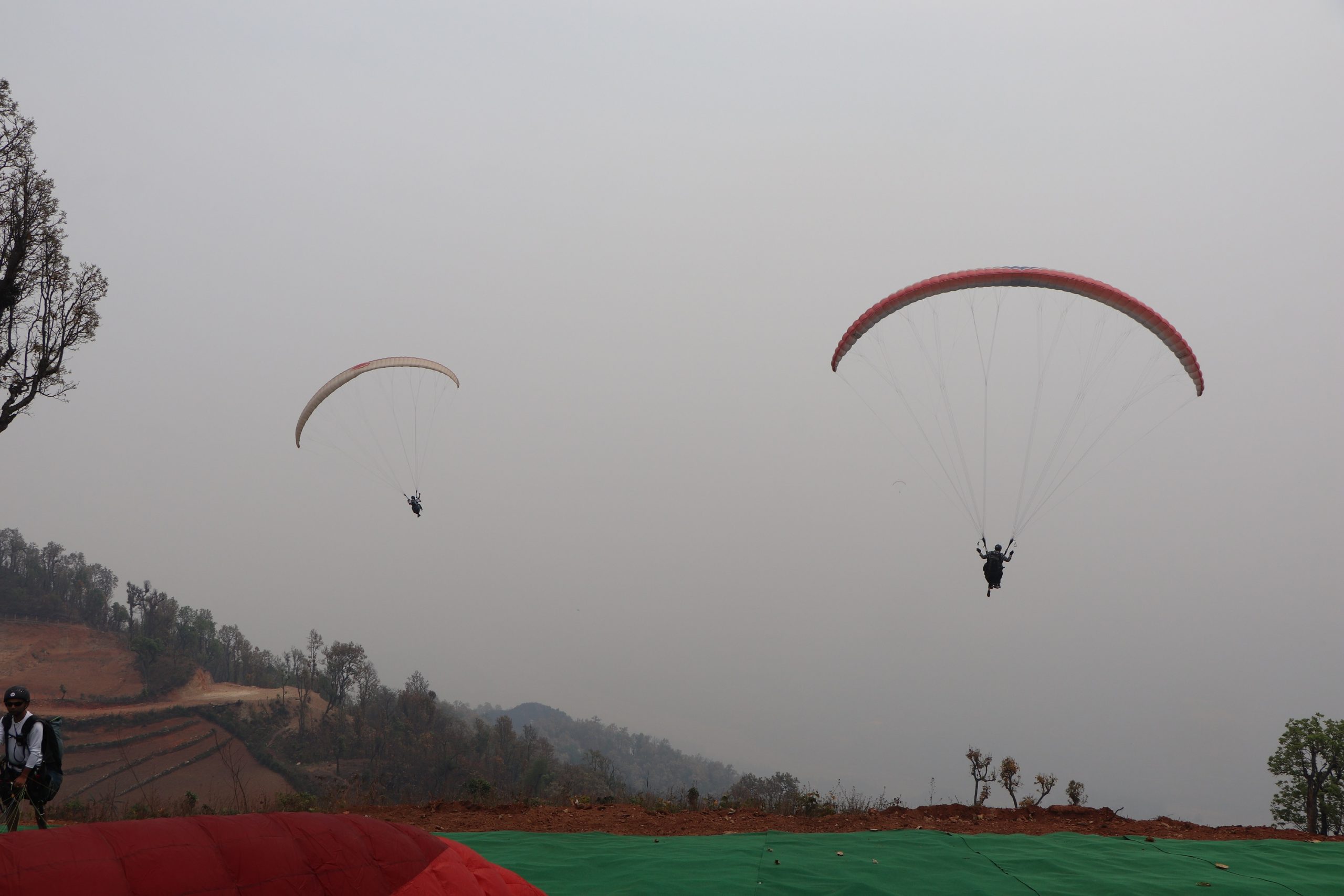 पर्यटकीय नगरी चितवनमा प्याराग्लाइडिङ
